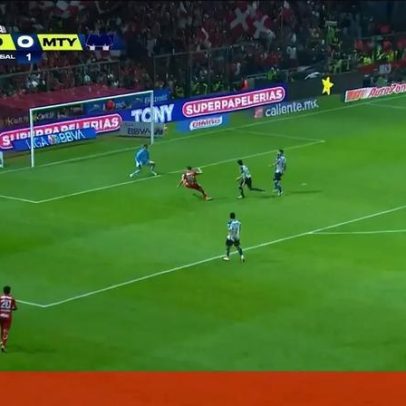 Paulinho faz golo de trivela no México após jogada com Sergio Ramos
