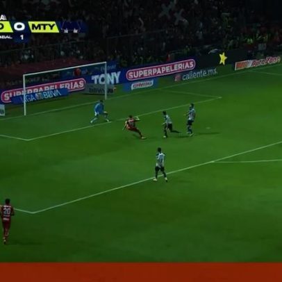 Paulinho volta a marcar no México com remate de trivela diante de Sergio Ramos