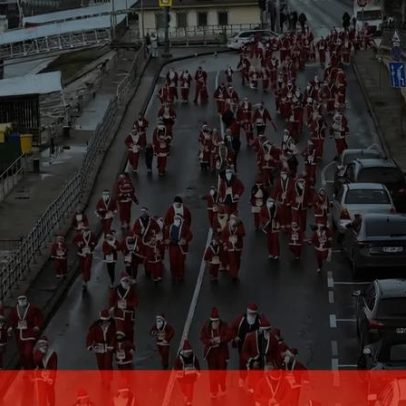 Milhares de corredores de Pai Natal correm pelas ruas de Budapeste