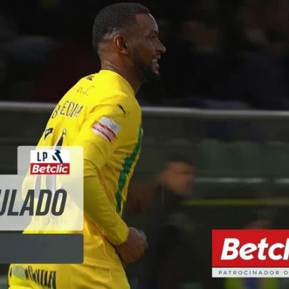 Gol de Brayan Medina anulado por falta no Tondela-Porto
