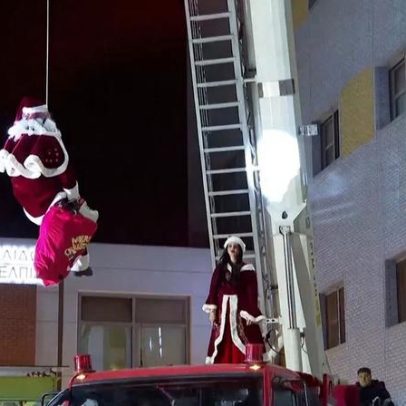 Bombeiros gregos fazem rapel em hospital para entregar prendas a crianças