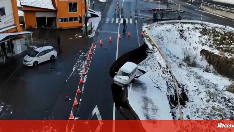 Sismo no Japão causa destroços e estragos em vias e veículos