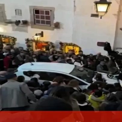 Carro tenta atravessar multidão no Castelo de Óbidos durante Vila de Natal