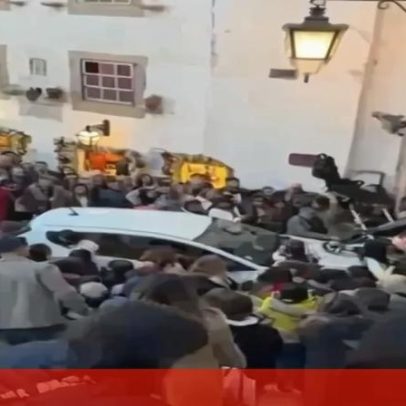 Carro tenta atravessar multidão dentro das muralhas do Castelo de Óbidos