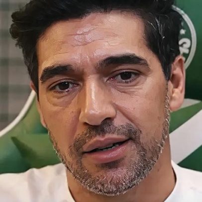 Abel Ferreira recebe presentes dos adeptos do Palmeiras, doces e terços