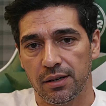 Abel Ferreira recebe doces, terços e presentes de adeptos do Palmeiras