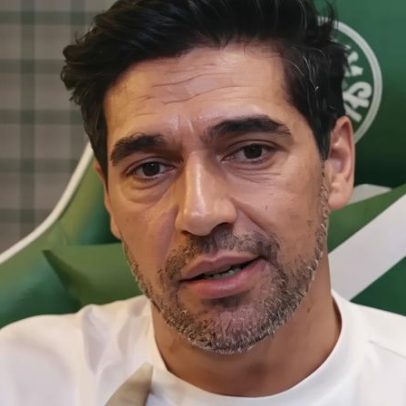 Abel Ferreira recebe doces, terços e presentes de adeptos do Palmeiras