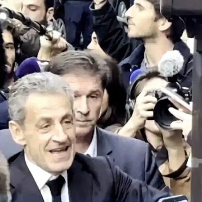 Sarkozy assina livros sobre os 20 dias de prisão