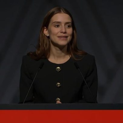 Filha de María Corina Machado recebe Nobel da Paz em nome da mãe