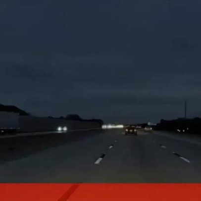 Avioneta aterra de emergência em autoestrada nos EUA e cai sobre carro