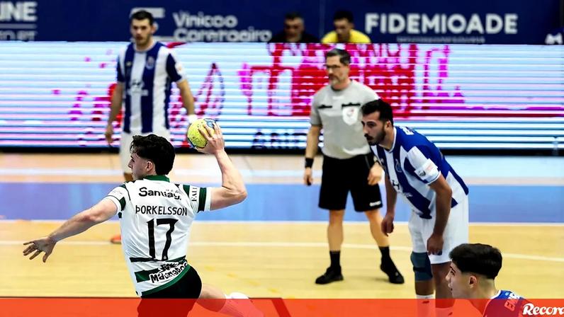 Thorkelsson a marcar livre de 7 metros no FC Porto-Sporting
