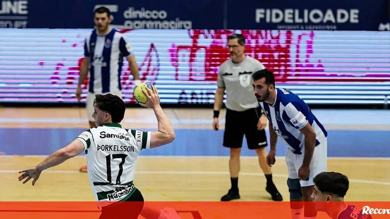 Thorkelsson a marcar livre de 7 metros no FC Porto-Sporting