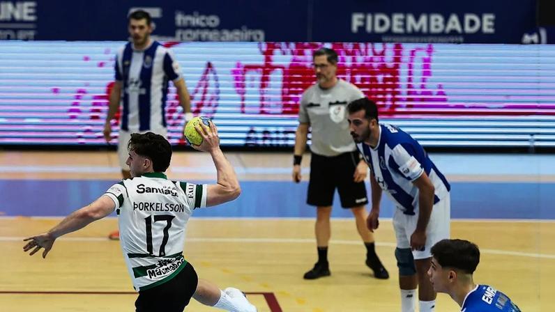 Thorkelsson a marcar livre de 7 metros no FC Porto-Sporting