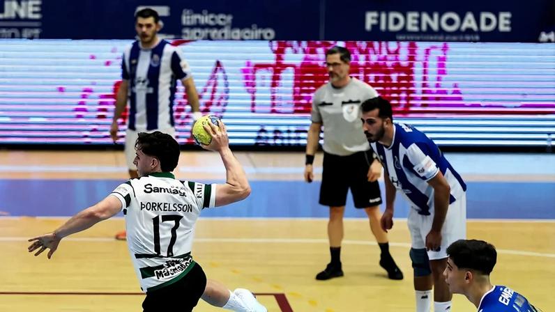 Thorkelsson a marcar livre de 7 metros no FC Porto-Sporting