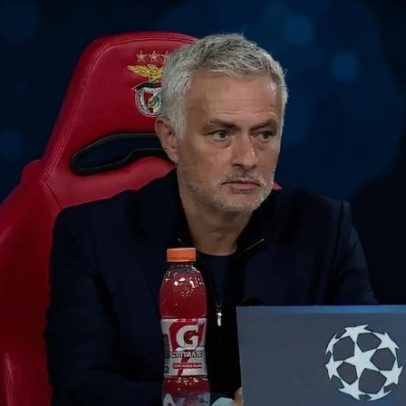 Mourinho recebe camisola de McTominay e comenta Pogba