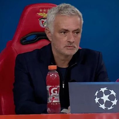 Mourinho recebe camisola de McTominay em gesto de reconhecimento