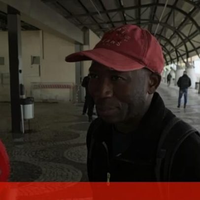 Passageiros esperam pela chegada do barco em dia de greve geral no Barreiro