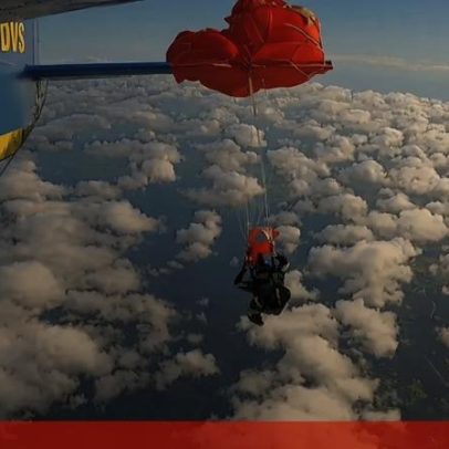 Paraquedista fica preso na asa de avião a 4500 metros na Austrália