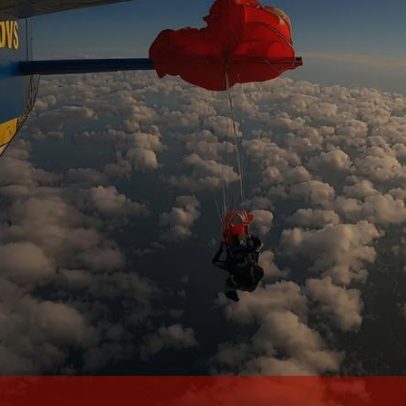 Paraquedista fica preso à asa de avião a 4500 metros na Austrália
