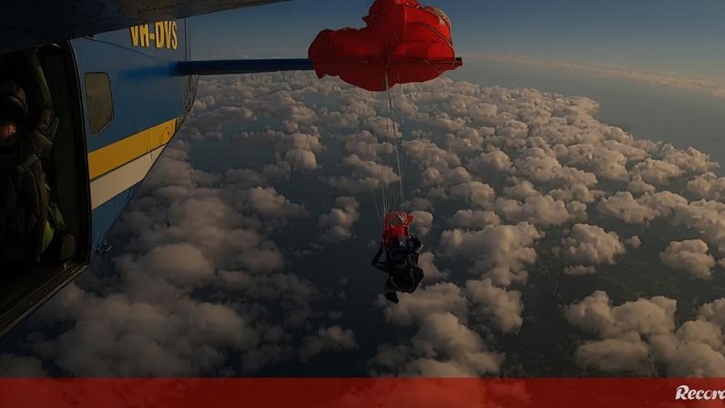 Nas imagens é ainda possível perceber que o homem conseguiu cortar as cordas com uma faca e libertar-se sozinho