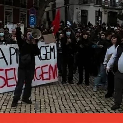 Centenas de pessoas reunidas no Rossio em protesto durante greve geral