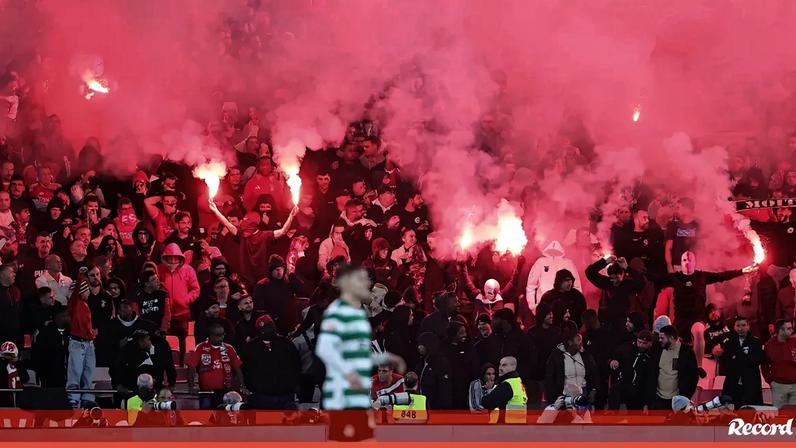 Adeptos do Benfica deflagram engenhos pirotécnicos durante o dérbi com o Sporting na Luz