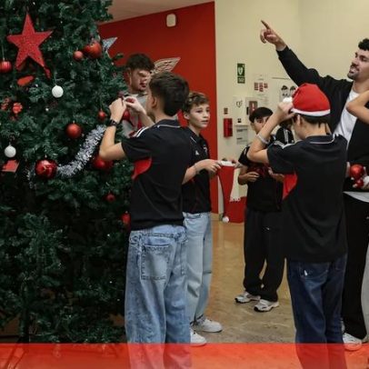 Espírito natalício no Benfica Campus: jogadores da equipa principal montam árvore de Natal