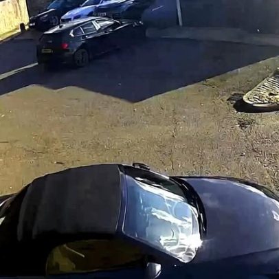Homem regressa de férias e é multado quando pintam a vaga à volta do carro