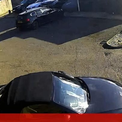 Homem regressa de férias e vê vaga para deficientes pintada ao redor do carro com multa