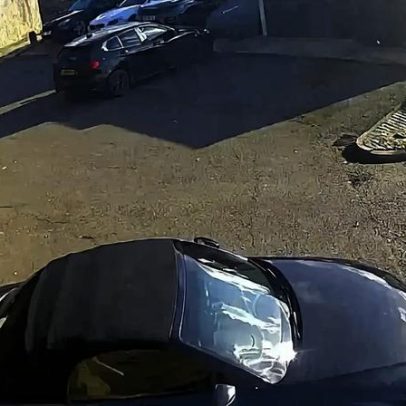 Homem regressa de férias e encontra estacionamento reservado pintado junto ao carro