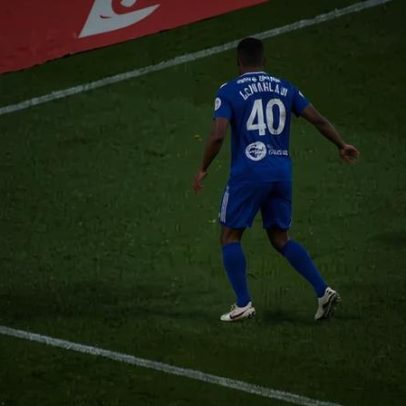 Penálti a favor do Sporting revertido após pedido de amarelo a Mangas