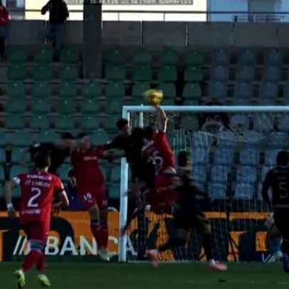 Árbitro aponta penálti caricato em Casa Pia-Gil Vicente, VAR salva