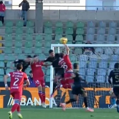 Casa Pia-Gil Vicente: árbitro aponta penálti polémico e VAR intervém