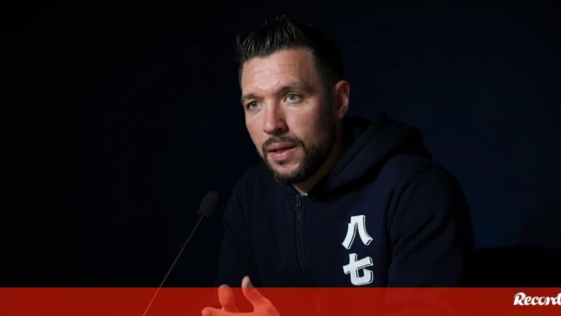 Farioli durante a conferência do FC Porto-Estrela, com um casaco de uma coleção especial