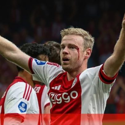 Jogador do Ajax marca golo e fica a sangrar após cabeçada de colega