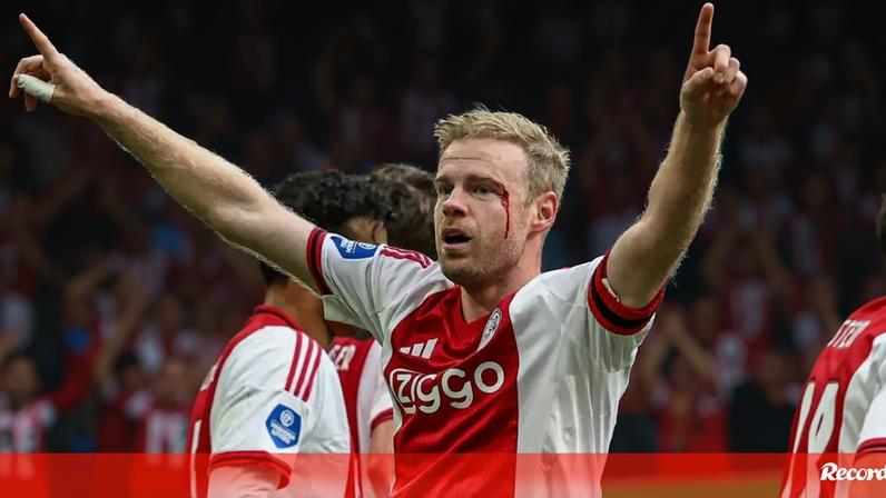 Davy Klaassen ficou a sangrar após levar cabeçada de Lucas Rosa