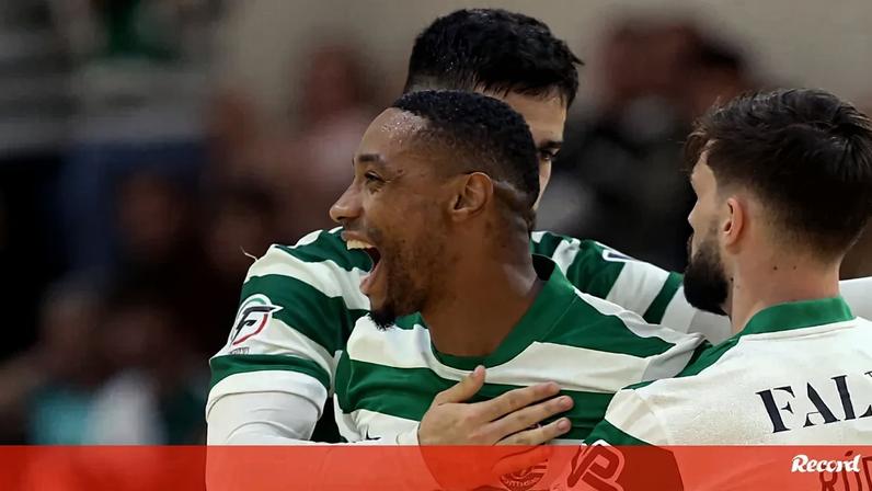 Pauleta festeja com os companheiros de equipa mais um golo pelo Sporting
