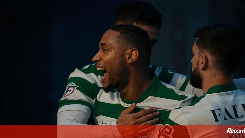 Pauleta festeja com os companheiros de equipa mais um golo pelo Sporting