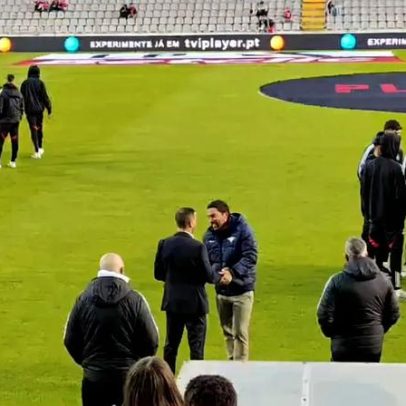 Simão Sabrosa e Vasco Botelho da Costa conversam antes de Moreirense-Benfica