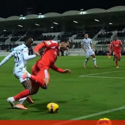 Benfica reforça queixas de Mourinho e apresenta imagens do penálti em Pavlidis