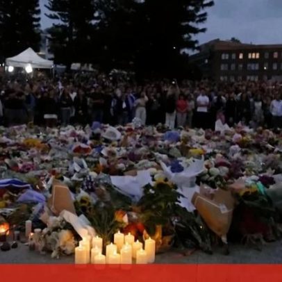 Multidão faz vigília pelas vítimas do tiroteio na praia de Bondi, Austrália