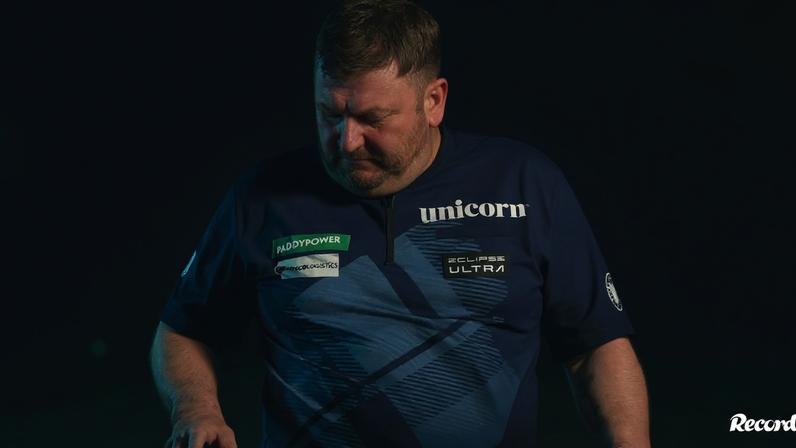 Cameron Menzies, de 36 anos, ficou furioso depois de perder no Mundial com o jovem Charlie Manby, de 20