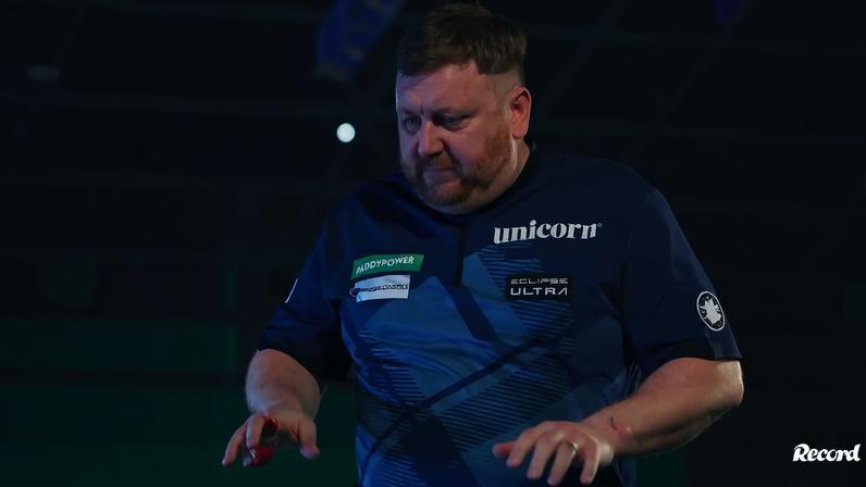 Cameron Menzies, de 36 anos, ficou furioso depois de perder no Mundial com o jovem Charlie Manby, de 20
