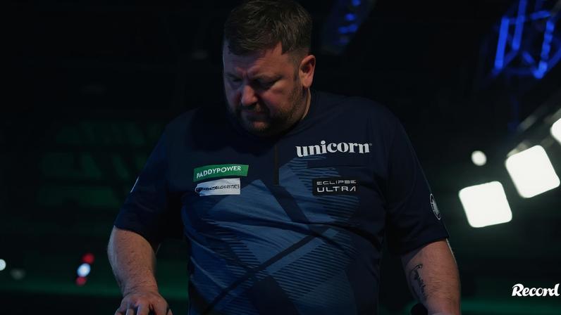Cameron Menzies, de 36 anos, ficou furioso depois de perder no Mundial com o jovem Charlie Manby, de 20