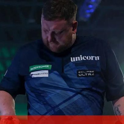 Jogador de dardos reage com violência após eliminação