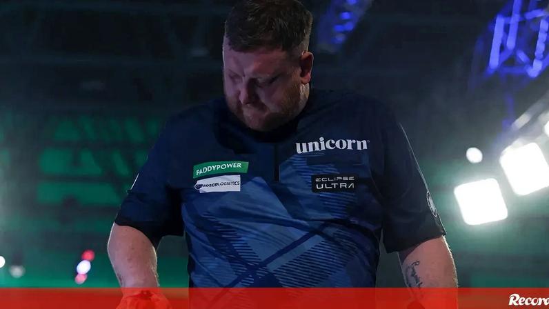 Cameron Menzies, de 36 anos, ficou furioso depois de perder no Mundial com o jovem Charlie Manby, de 20