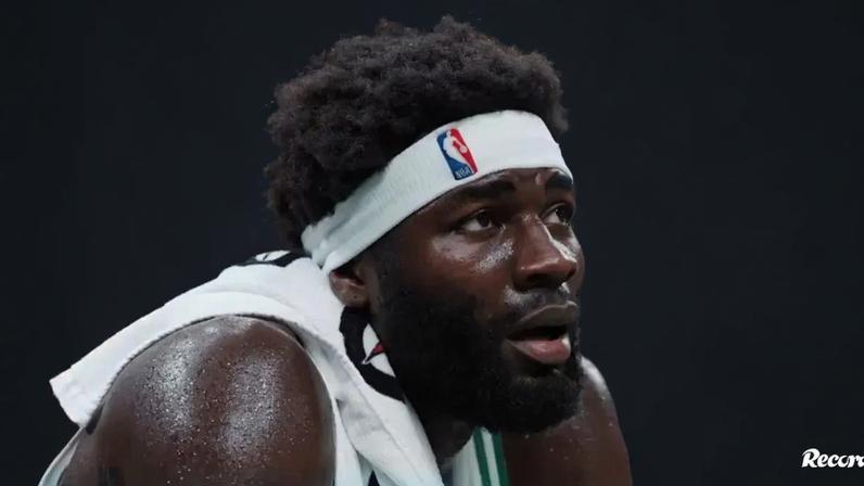 Lance do poste português frente aos Orlando Magic
