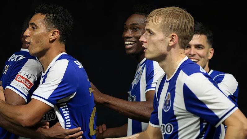 Jogadores do FC Porto festejam no decorrer do jogo com o E. Amadora