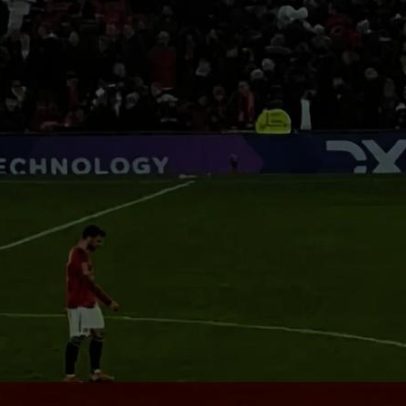 Bruno Fernandes reage no relvado após empate do United com Bournemouth