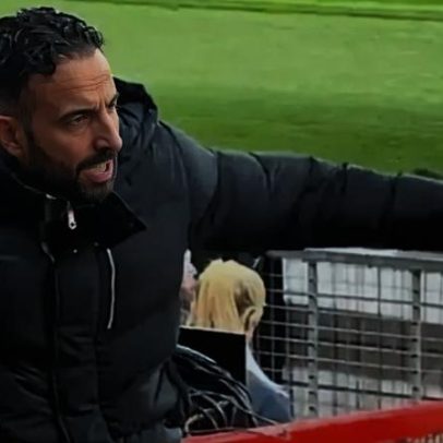 Amorim furioso no banco do Manchester United a gritar em português